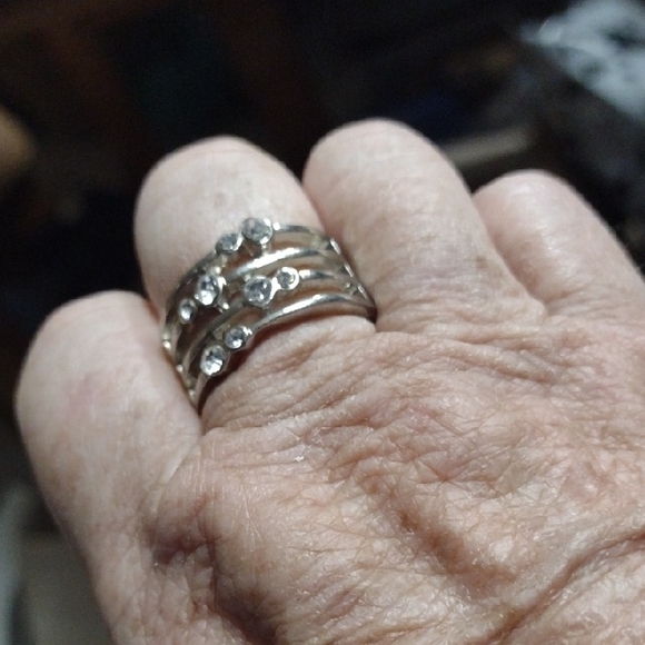 🌟 Elegant Silver Crystal Ring - Picture 3 of 3